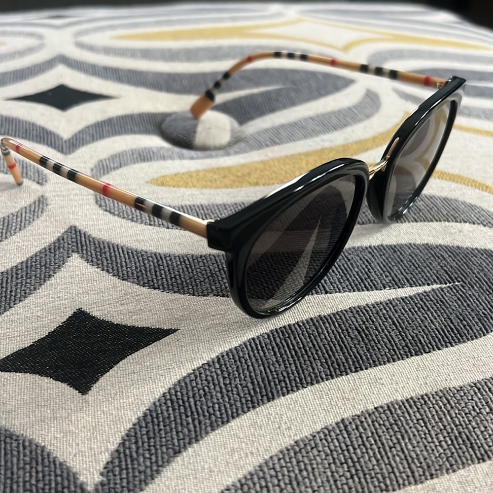 Burberry cat eye sunglasses gold and plaid wayfarer style shades - Picture 3 of 7